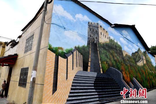 开源村中，一幅幅惟妙惟肖、栩栩如生的3D墙画将村落里的民居装扮一新。　张斌 摄