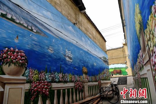 开源村中，一幅幅惟妙惟肖、栩栩如生的3D墙画将村落里的民居装扮一新。　张斌 摄