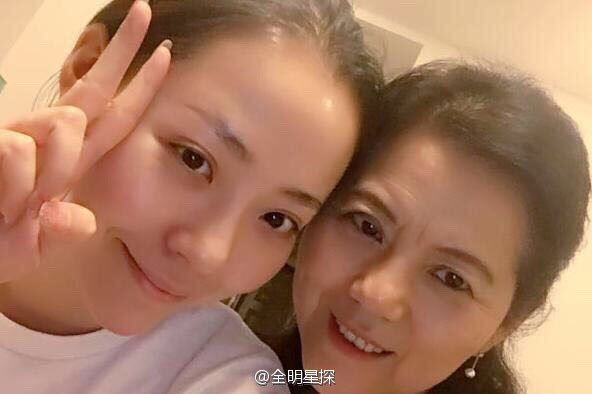 新闻图片:张靓颖和母亲 新闻图片:张靓颖和母亲