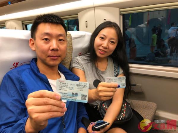 一對港人情侶來搭乘廣州開往香港首趟高鐵。（方俊明攝）