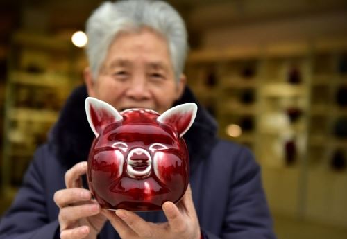江西景德镇：郎窑红生肖猪问世